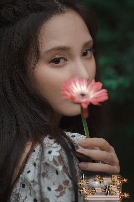 彭小苒秋日森林系造型 仙气飘飘似堕入凡间的女神_最新流行发型设计发型图片与美发造型门户网