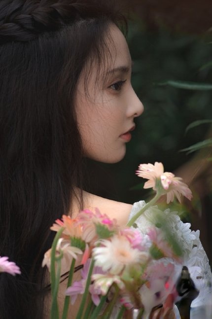 彭小苒秋日森林系造型 仙气飘飘似堕入凡间的女神_最新流行发型设计发型图片与美发造型门户网