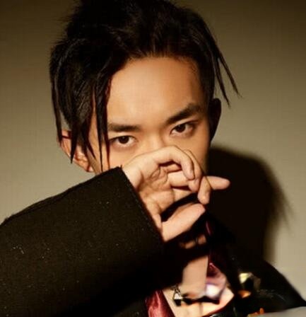 易烊千玺发型 从少年到型男的蜕变