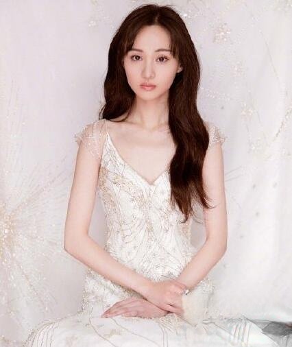 郑爽长发烫发发型 妩媚优雅散发女人味