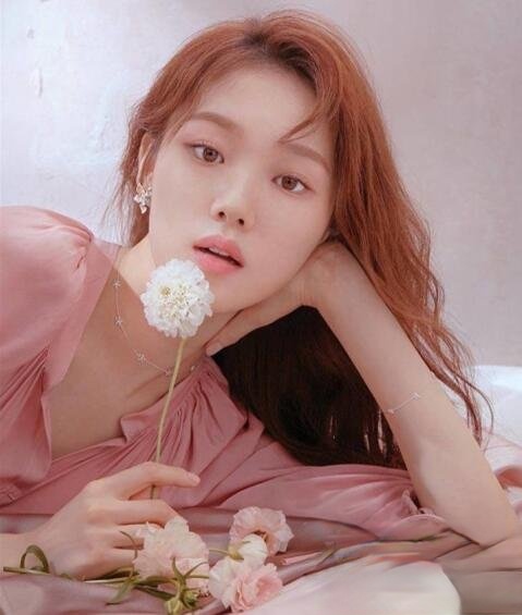 李圣经卷发造型 圆脸女生烫发范本_最新流行发型设计发型图片与美发造型门户网