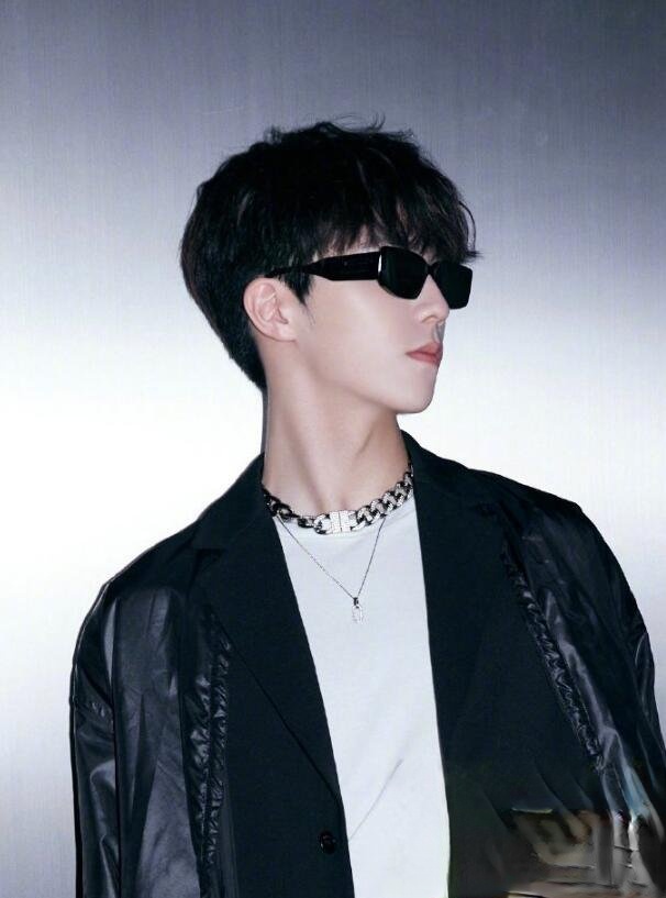 戴墨镜适合什么发型 学一学明星同款帅气有型