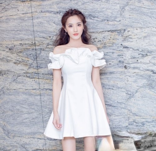 短裙搭配什么发型 女明星带你解锁时尚造型_最新流行发型设计发型图片与美发造型门户网