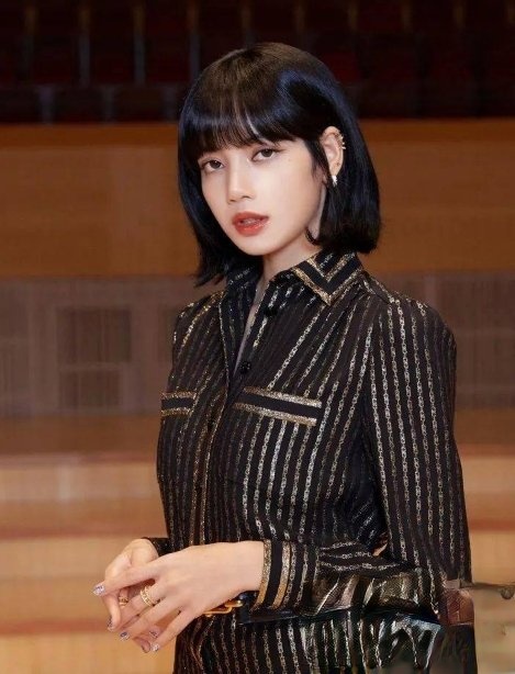 Lisa黑色波波头短发发型 可盐可甜打造百变风格_最新流行发型设计发型图片与美发造型门户网