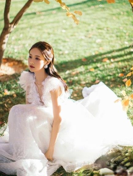 李一桐秋日光影大片 尽显梦幻温柔仙气十足_最新流行发型设计发型图片与美发造型门户网