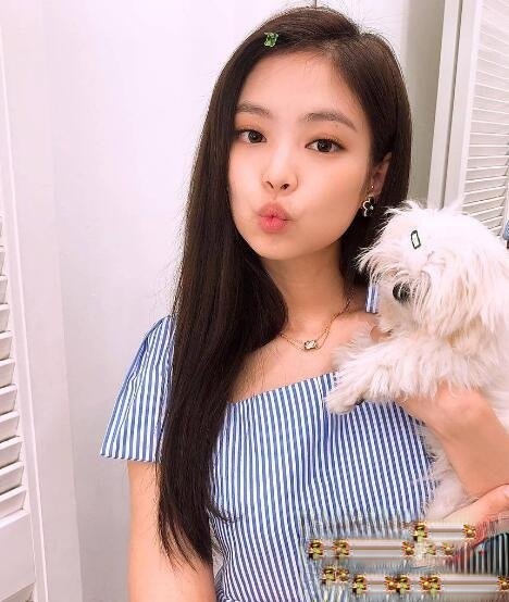 Jennie发型叫什么 直发卷发皆优雅迷人