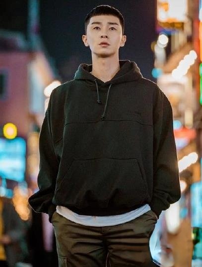 朴叙俊栗子头 帅气有型秒变潮男