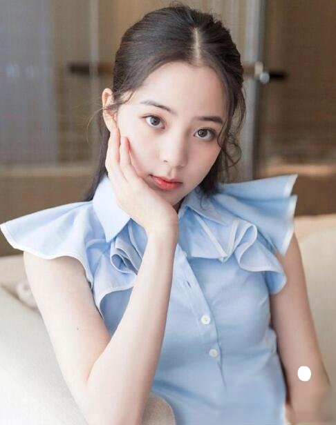 欧阳娜娜燕尾眼线 一改甜美风发型变高冷御姐