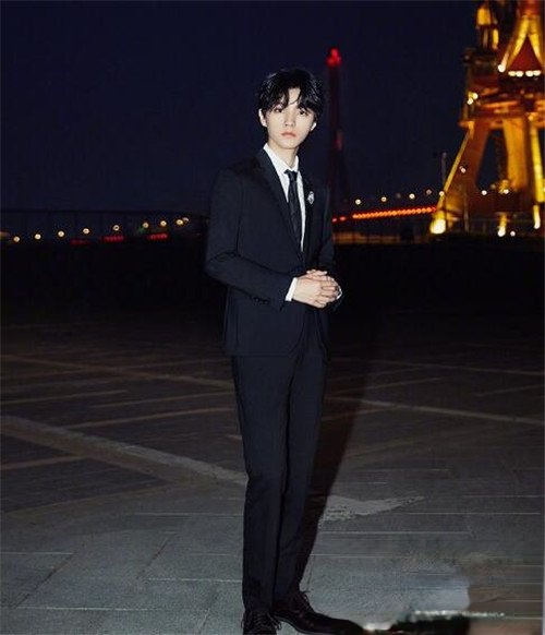 王俊凯夜景大片 尽显绅士魅力_最新流行发型设计发型图片与美发造型门户网