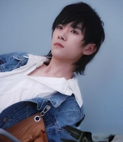 易烊千玺发型 从少年到型男的蜕变