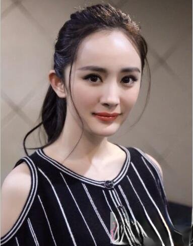 杨幂空气刘海 搭配长发温柔又显嫩