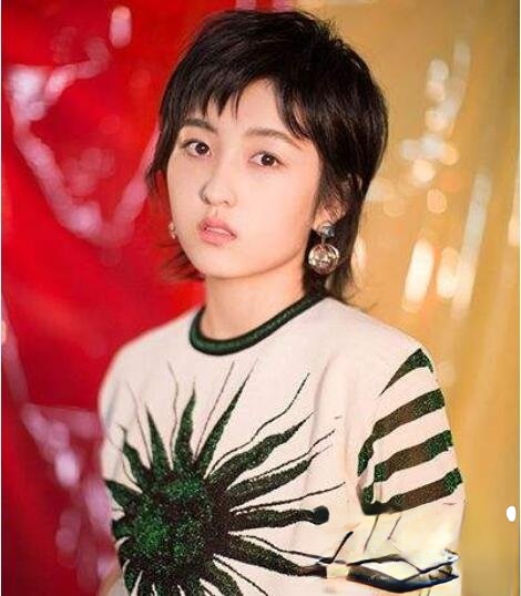 张子枫的发型叫什么 剪个性短发变身元气少女_最新流行发型设计发型图片与美发造型门户网