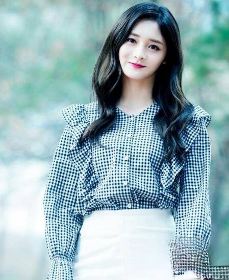 周洁琼发型叫什么 烫卷发显脸小变仙女_最新流行发型设计发型图片与美发造型门户网