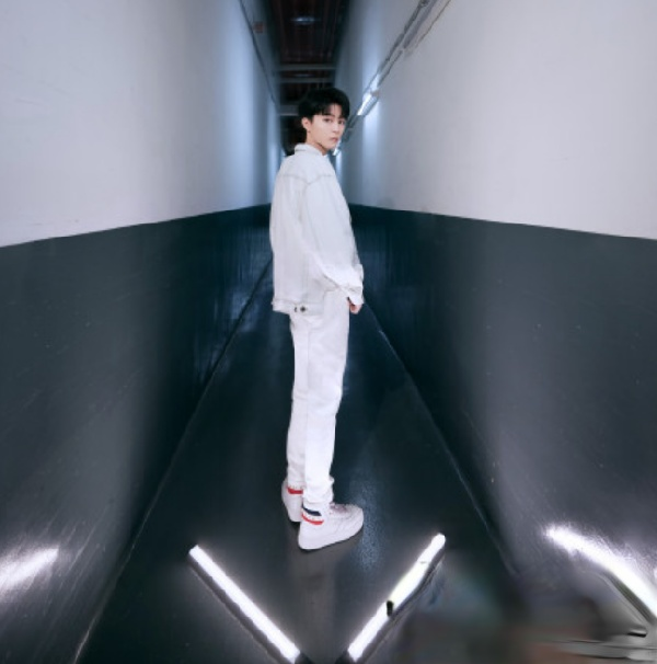 王俊凯走廊光影大片 尽显时尚闪耀型格_最新流行发型设计发型图片与美发造型门户网