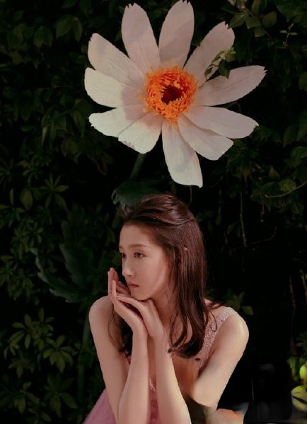 关晓彤花粉蛋糕裙写真 美少女与花甜甜的太仙了_最新流行发型设计发型图片与美发造型门户网