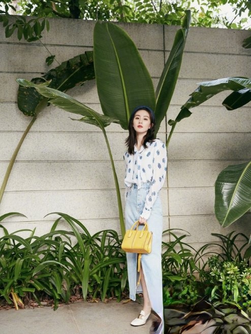 刘诗诗深秋中发造型 今日份女神温柔清新_最新流行发型设计发型图片与美发造型门户网