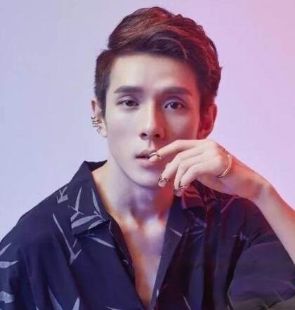 李佳琦发型盘点 简约时尚很有范