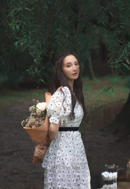 彭小苒秋日森林系造型 仙气飘飘似堕入凡间的女神_最新流行发型设计发型图片与美发造型门户网