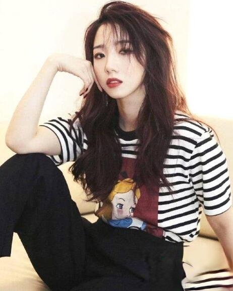 孟美岐发型叫什么 时尚卷发散发女人味