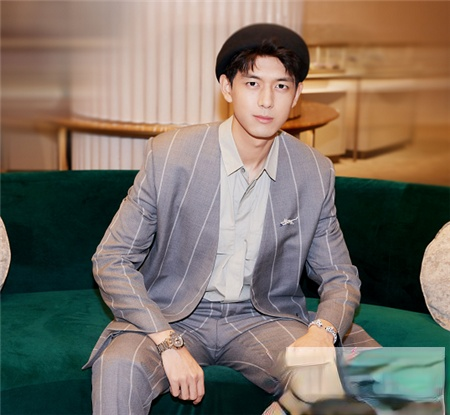 李现黑色贝雷帽造型 帅气有型的“现男友”_最新流行发型设计发型图片与美发造型门户网