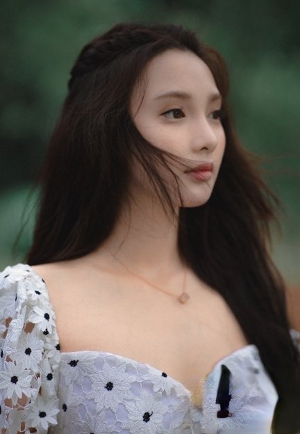 彭小苒秋日森林系造型 仙气飘飘似堕入凡间的女神_最新流行发型设计发型图片与美发造型门户网
