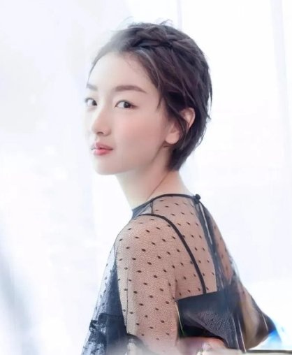 周冬雨短发发型LOOK 尽显鬼马机灵少女力满满_最新流行发型设计发型图片与美发造型门户网