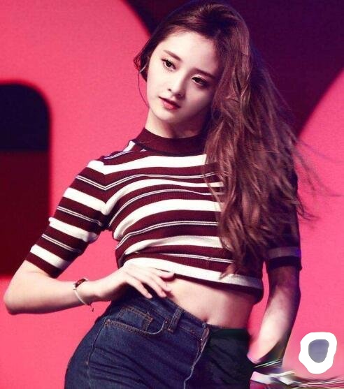 周洁琼发型叫什么 烫卷发显脸小变仙女_最新流行发型设计发型图片与美发造型门户网