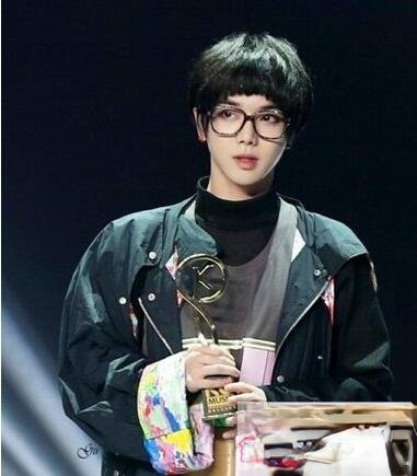华晨宇鲻鱼头发型 发尾留长尽显帅气迷人魅力