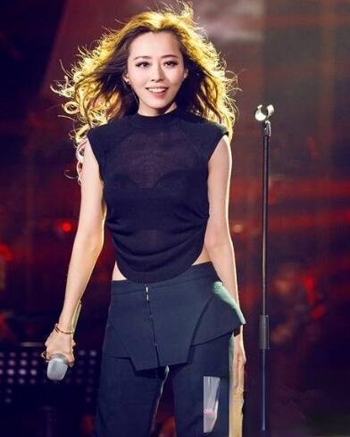 张靓颖时尚长发发型 重偏分轻发色显个性