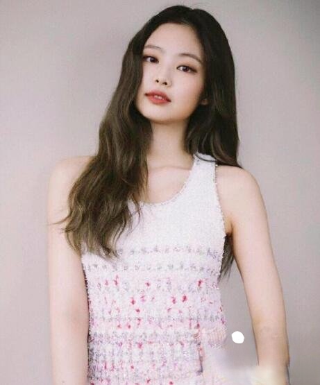Jennie发型叫什么 直发卷发皆优雅迷人