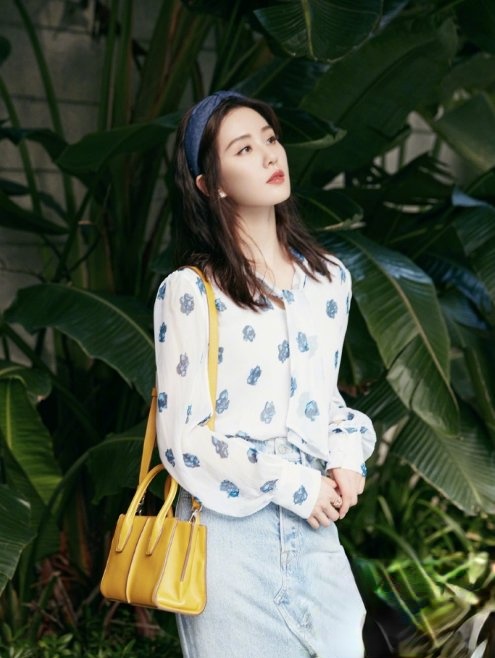 刘诗诗深秋中发造型 今日份女神温柔清新_最新流行发型设计发型图片与美发造型门户网