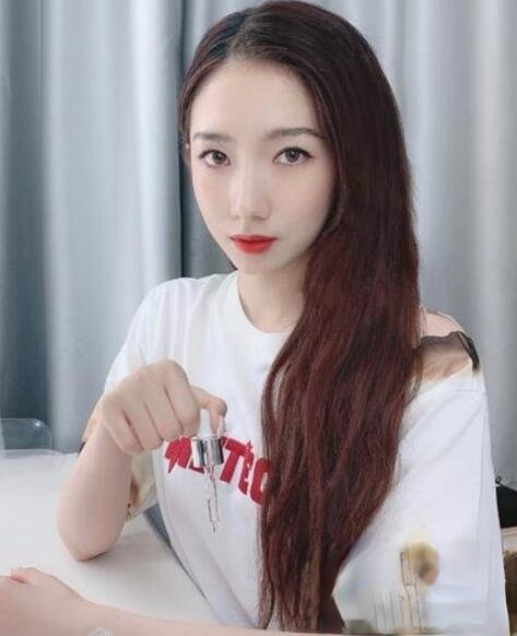 孟美岐发型叫什么 时尚卷发散发女人味