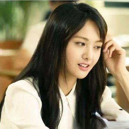 郑爽长发发型叫什么 温柔减龄打造美少女