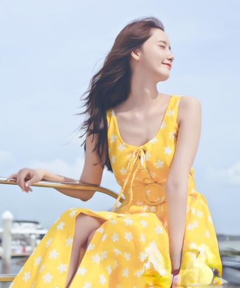 淡黄的长裙蓬松的头发 女星穿长裙搭配潮发型太仙了_最新流行发型设计发型图片与美发造型门户网
