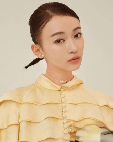 吴谨言发型叫什么 百变扎发少女感满满