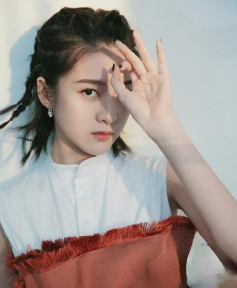 张雪迎鞭炮辫 青春活泼少女感满屏