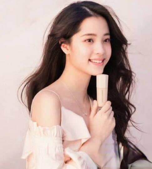 欧阳娜娜燕尾眼线 一改甜美风发型变高冷御姐