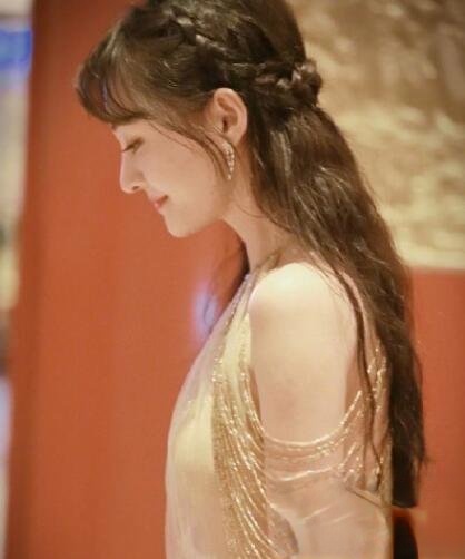 郑爽长发烫发发型 妩媚优雅散发女人味