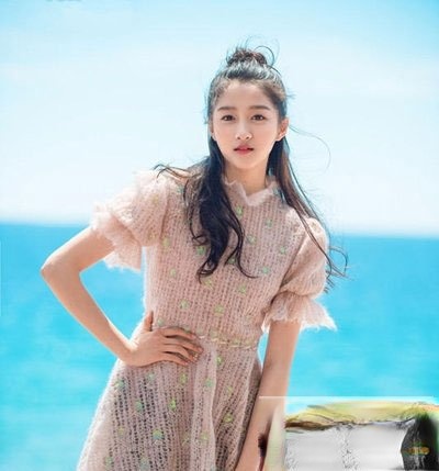 关晓彤时尚扎发发型 打造优雅大方美少女