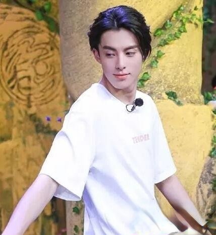 王鹤棣发型叫什么 独特个性回头率超高