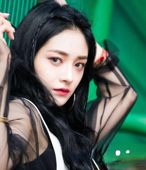 周洁琼发型叫什么 烫卷发显脸小变仙女_最新流行发型设计发型图片与美发造型门户网