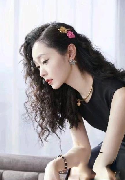 宋轶慵懒复古羊毛卷造型 性感妩媚女人味十足_最新流行发型设计发型图片与美发造型门户网