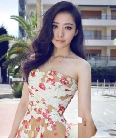 张靓颖时尚长发发型 重偏分轻发色显个性