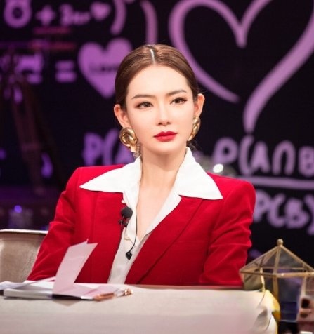 戚薇长发发型合集 时尚百变造型一次看个够_最新流行发型设计发型图片与美发造型门户网