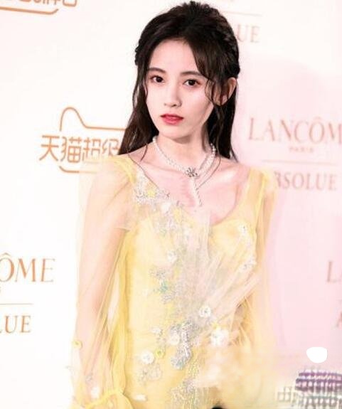 淡黄的长裙蓬松的头发 女星穿长裙搭配潮发型太仙了_最新流行发型设计发型图片与美发造型门户网