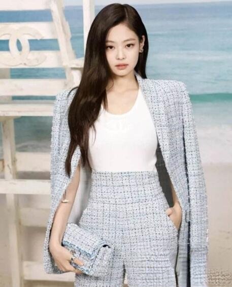 Jennie发型叫什么 直发卷发皆优雅迷人
