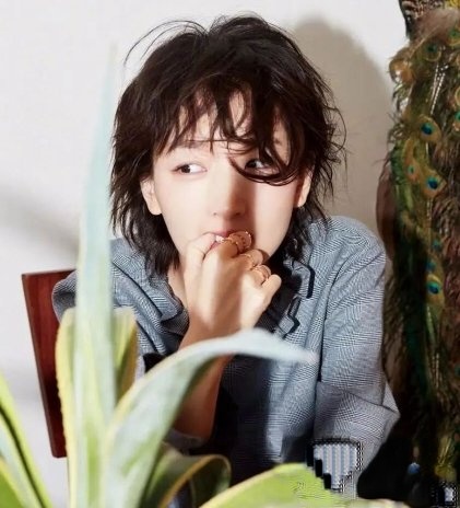 周冬雨短发发型LOOK 尽显鬼马机灵少女力满满_最新流行发型设计发型图片与美发造型门户网