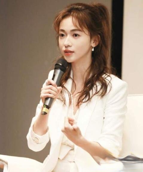 吴谨言发型叫什么 百变扎发少女感满满