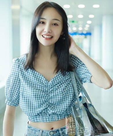 郑爽黑色西装短发 一改往日甜美形象