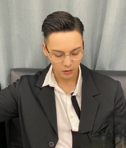 陈伟霆斯文败类造型 演绎酷帅精英男太撩了_最新流行发型设计发型图片与美发造型门户网
